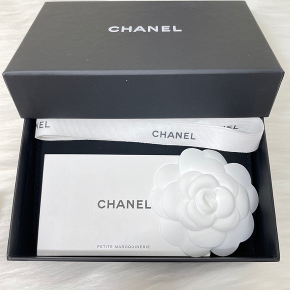[SOLD] Chanel Ivory Iridescent Quilted Card Holder - Picture 15 of 15